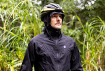 Jaqueta Impermeável Preta: ciclismo com proteção contra o clima