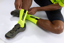 Meia side refletiva: segurança e estilo à noite