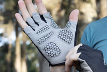 O Toque Perfeito: Luvas de Dedo Curto e o Prazer de Pedalar