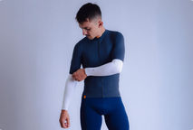 Manguito para ciclismo: proteção contra frio, vento e sol sem trocar a camisa