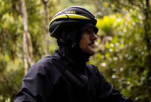 Jaqueta impermeável para ciclismo: quando vale comprar uma peça para chuva?