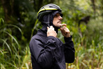 A Importância de uma Jaqueta Impermeável para as Atividades ao Ar Livre