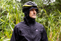 Jaqueta impermeável: impermeável x resistente à água (entenda de verdade)