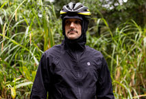 Impermeável de verdade: como saber se a peça protege da chuva ou só resiste à água