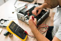 Como usar o multímetro digital? Passo a passo básico para usar sem erro