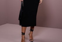 Qual sapato usar com vestido midi canelado​? Dicas para arrasar na escolha