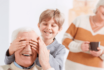 Cuidado e segurança para idosos e crianças em casa