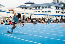 Quem corre sabe que a boa corrida de amanhã começa com uma boa noite de descanso hoje.
