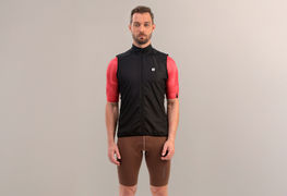 Colete ciclismo: quando usar e como montar camadas com corta vento (Guia prático)