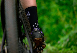 Meia ciclismo: altura, compressão e tecido — o que muda no conforto?