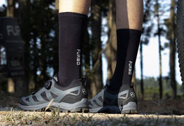 Meia ciclismo: como evitar bolhas e melhorar conforto no pedal (poliamida, compressão e altura)