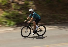Como escolher roupa para pedalar no calor sem perder conforto?