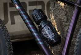 Hidratação perfeita no pedal: o guia de eletrólitos e reposição para ciclistas