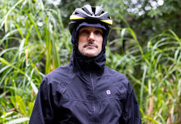 Jaqueta impermeável: como escolher para pedal e corrida (impermeável x resistente à água)