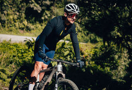Como escolher o tamanho da roupa de ciclismo comprando pela internet?
