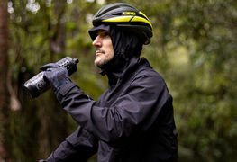 Roupa impermeável para esporte: o que muda no conforto em dias frios e chuvosos?