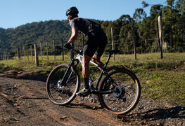 O que é tecnologia antibacteriana em roupas de ciclismo e por que ela importa?
