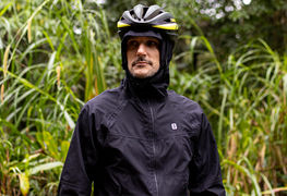 Impermeável de verdade: como saber se a peça protege da chuva ou só resiste à água