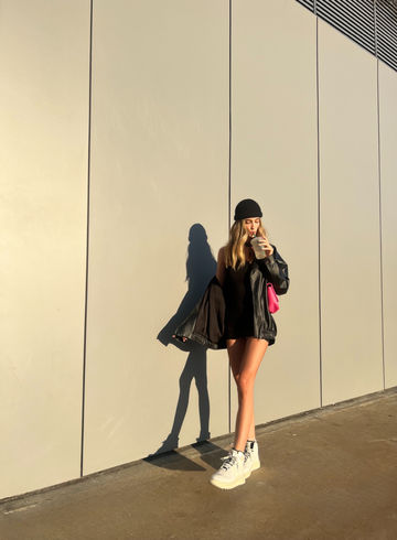 Jaqueta de couro oversized preta Jackie Mundo Lolita Mulher usando jaqueta oversized de couro da marca Mundo Lolita
