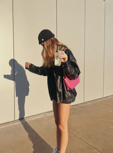 Jaqueta de couro oversized preta Jackie Mundo Lolita Mulher usando jaqueta oversized de couro da marca Mundo Lolita
