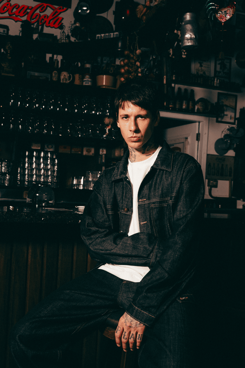 Jaqueta Jeans Raw Denim Black Focca Hype em editorial