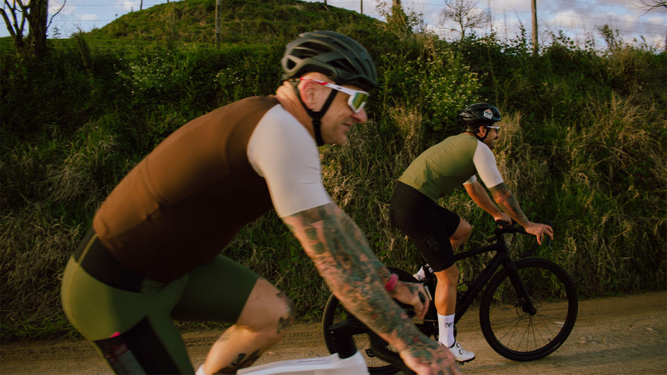 Banner O que muda na roupa de quem pedala 30 km vs. 100 km?