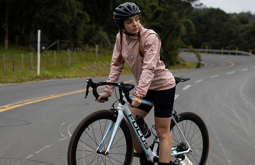 Banner Corta vento ciclismo: 7 detalhes que importam (bolso pocket, zíper, gola)