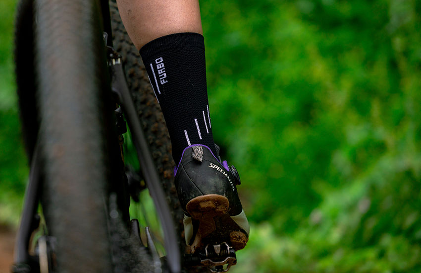 Banner Meia ciclismo: altura, compressão e tecido — o que muda no conforto?