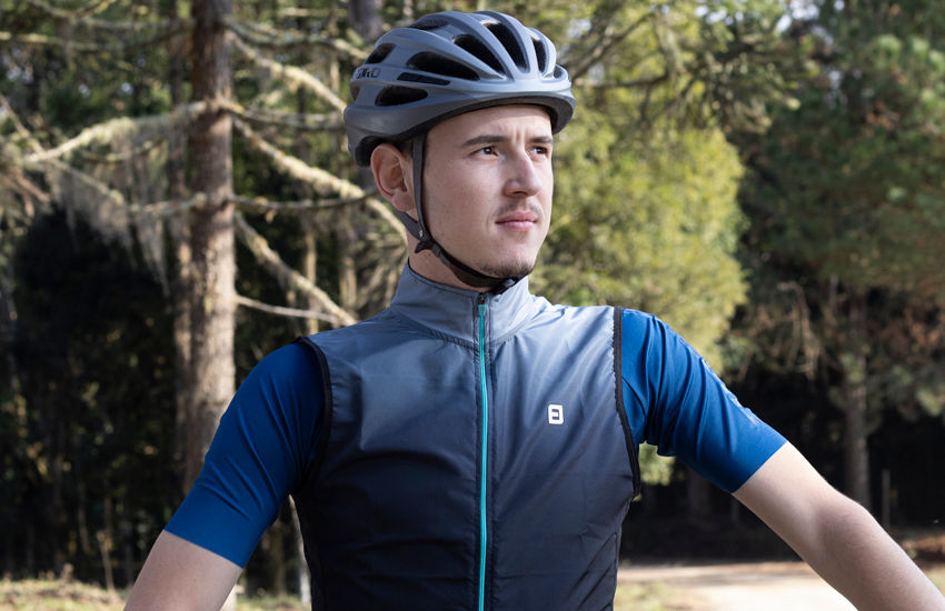 Banner Conquiste as Estradas: Como os Coletes Corta-Vento Melhoram Sua Experiência de Ciclismo