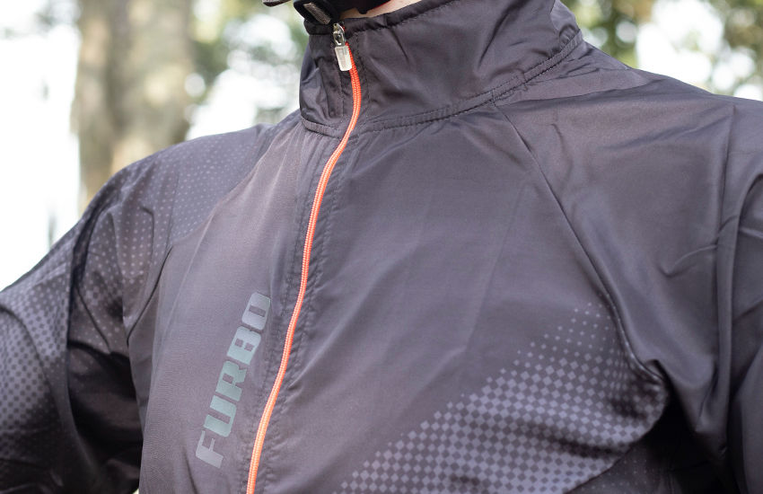 Banner Proteção Contra o Vento: Descubra o Porquê Todo Ciclista Deveria Ter uma Jaqueta Corta-Vento