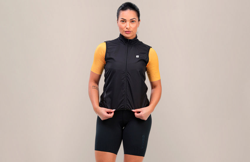 Banner Colete Feminino Save Preto: minimalismo e proteção em uma peça só