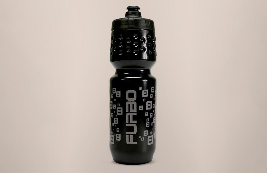 Banner Garrafa Brand Furbo: Hidratação Essencial para Suas Aventuras em Duas Rodas