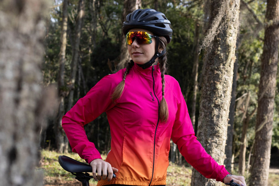 Banner Pedale com estilo usando a jaqueta corta vento