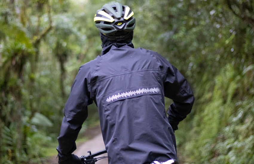 Banner Proteção Total: Jaqueta Impermeável Accorto Preta para Todas as Aventuras