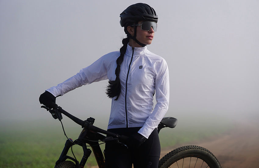 Banner Corta vento feminino: como escolher sem abafar (camadas e modelagem)