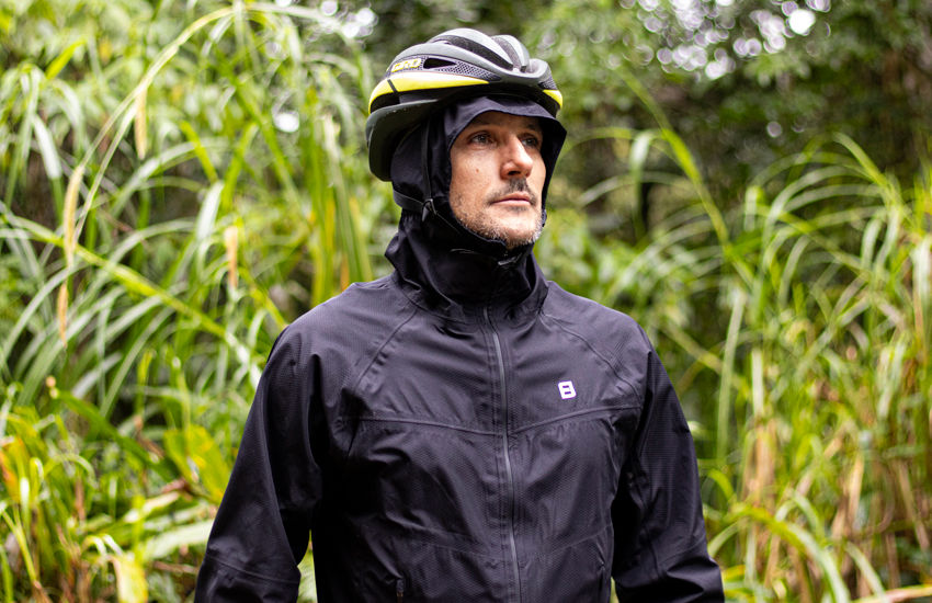 Banner Jaqueta Impermeável Accorto Preta – proteção total no pedal