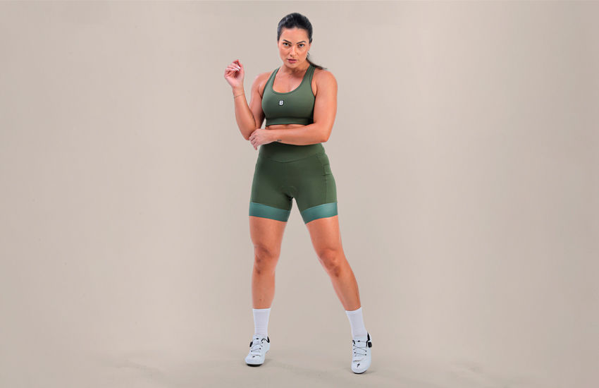 Banner Short Feminino com Bolso Karibe Verde Militar: Praticidade e Estilo no Pedal