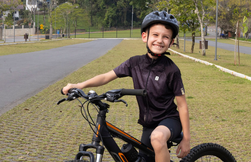 Banner Jersey Infantil Pixel: O Conforto que os Pequenos Ciclistas Merecem