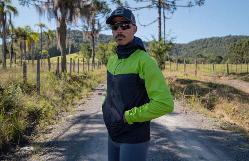 Banner Jaqueta Impermeável Accorto Preta com Verde: Dupla Proteção Estilosa