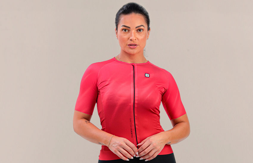 Banner Combinação Perfeita: A Camisa Feminina Match Para Qualquer Desafio Sobre as Duas Rodas