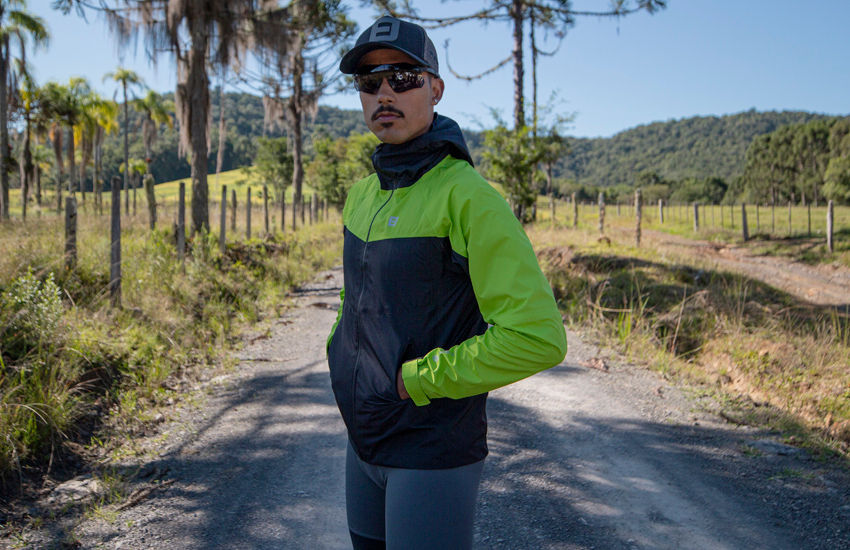 Banner Blusa impermeável: como escolher uma peça leve, funcional e boa para pedalar