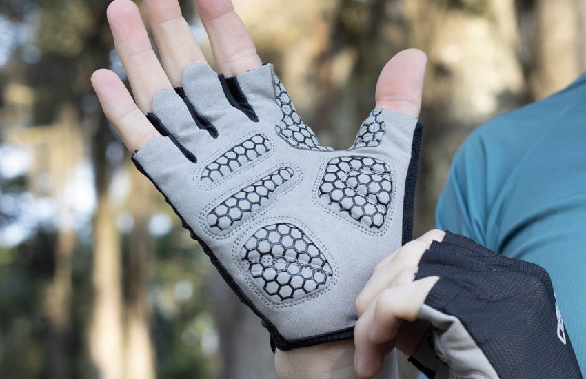 Banner O Toque Perfeito: Luvas de Dedo Curto e o Prazer de Pedalar