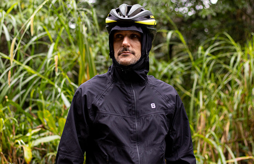 Banner Impermeável de verdade: como saber se a peça protege da chuva ou só resiste à água