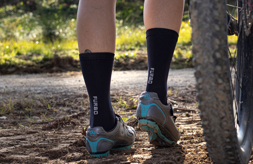 Banner Estilo Sobre Duas Rodas: O Impacto das Meias de Ciclismo na Performance