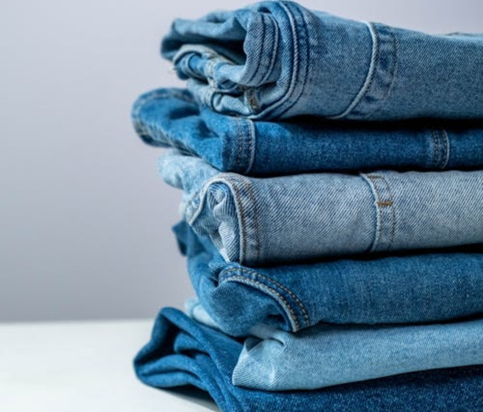 Banner Como dobrar calça jeans: guia completo e prático para organizar sem complicação