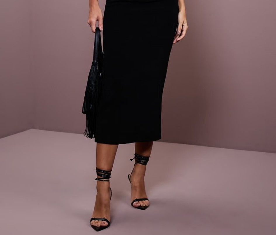 Banner Qual sapato usar com vestido midi canelado? Dicas para arrasar na escolha