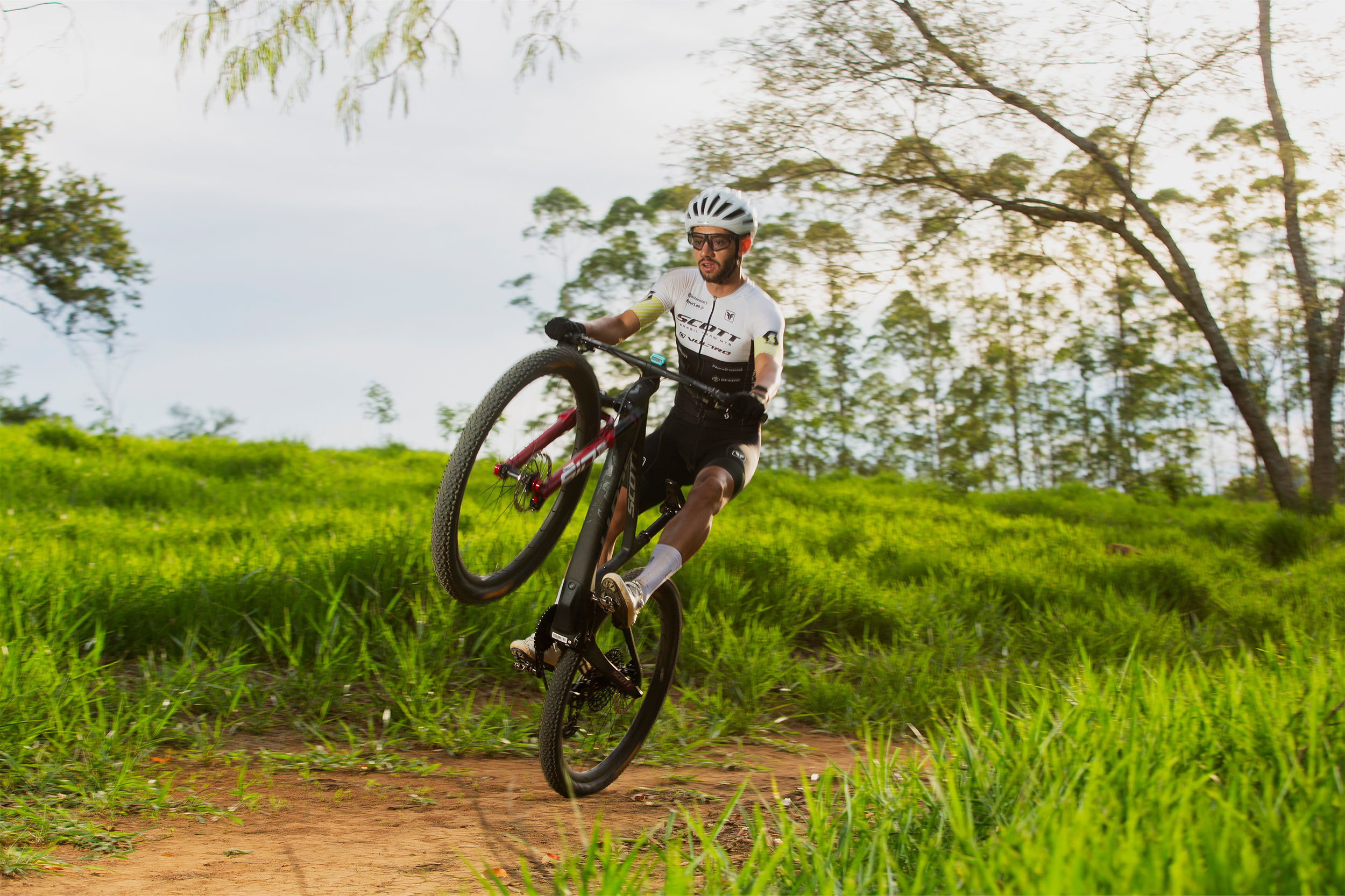 Atleta Scott Brasil em ação no MTB