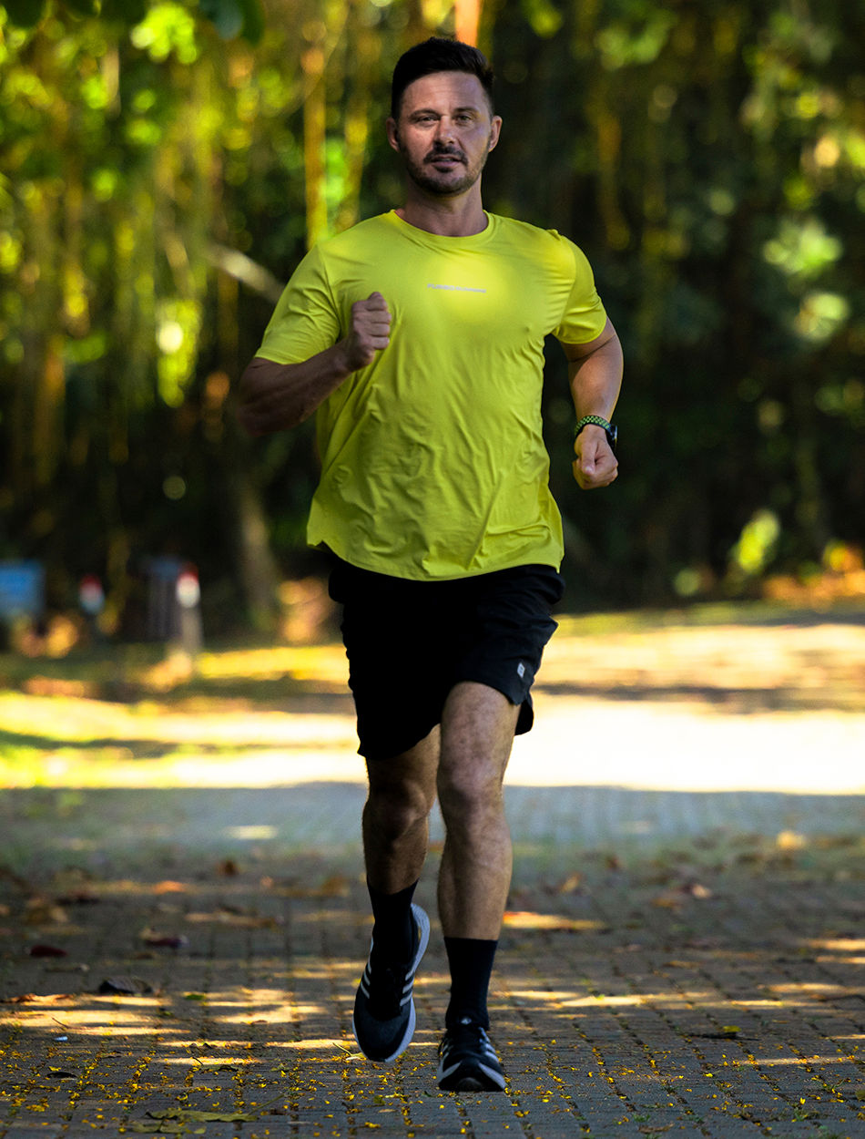 camiseta corrida masculina fluorescente