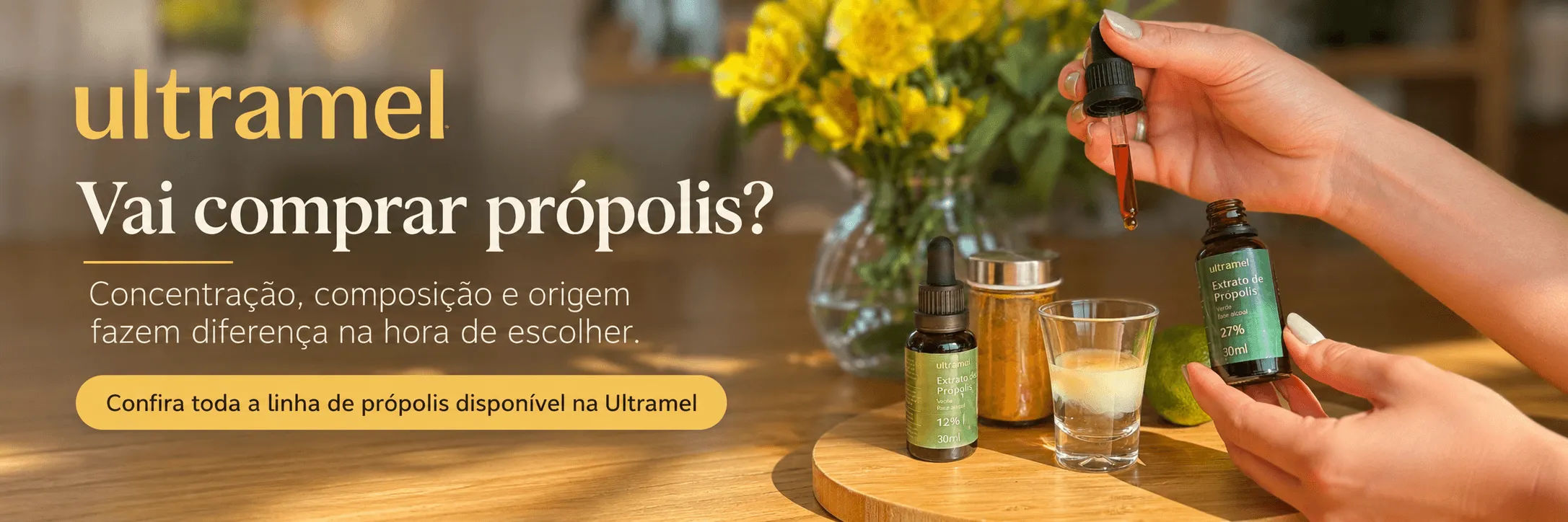 Banner da Ultramel com extrato de própolis em frascos gotejadores de 12% e 27%, dispostos sobre uma bandeja de madeira, com uma mão segurando um dos frascos e um conta-gotas com líquido âmbar. O texto destaca a importância de considerar concentração, composição e origem na hora de escolher o própolis.