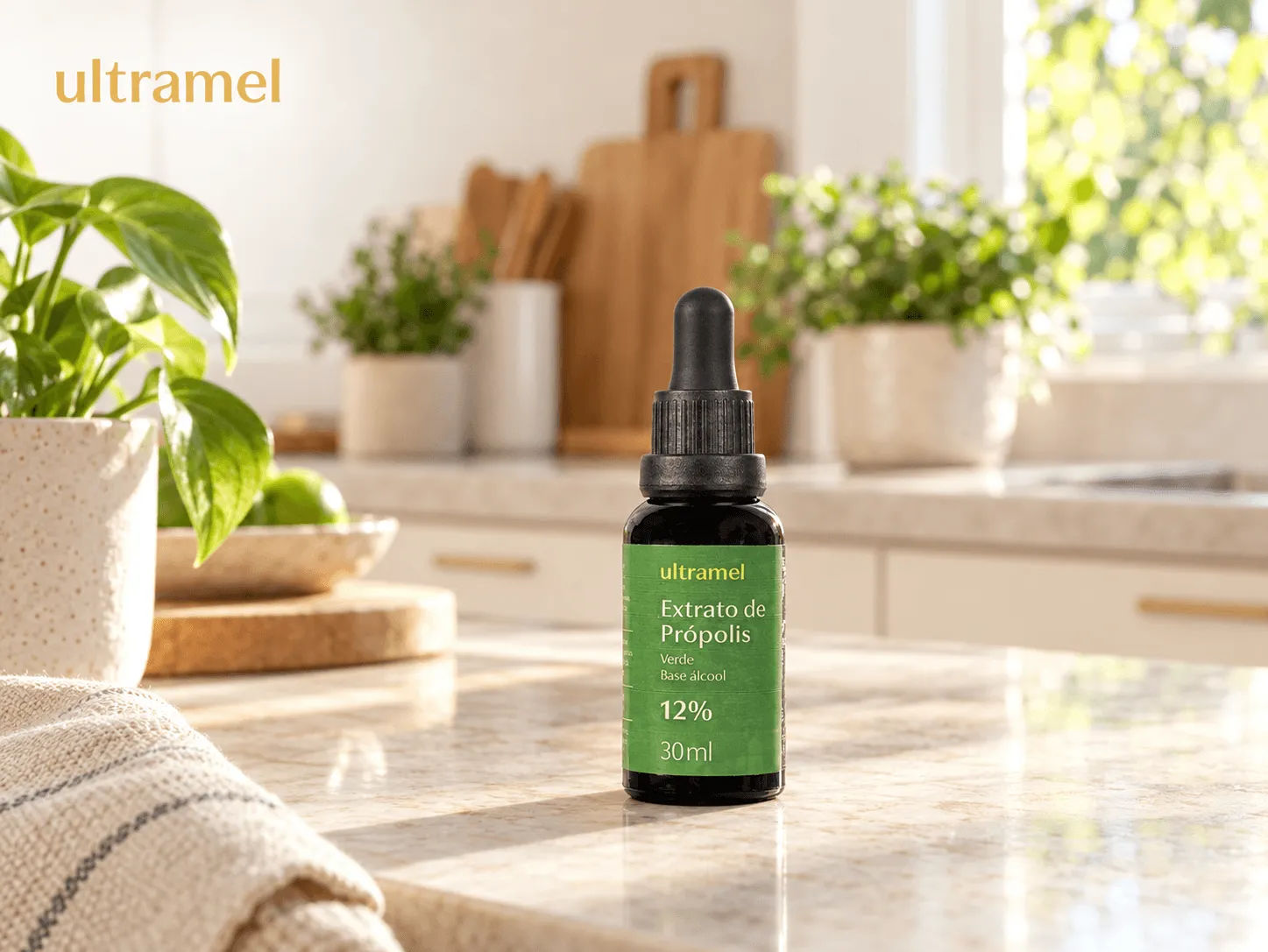Frasco de Extrato de Própolis Verde Ultramel 27% 30ml ao lado de um copo com leite, enquanto uma mão segura o conta-gotas liberando o extrato. O produto é apresentado sobre uma bandeja de madeira em fundo laranja.